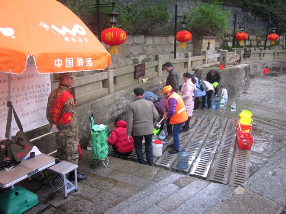 People scooping water out of the Baisha Well, picture3
