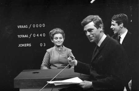 Per seconde wijzer, een nieuw spel voor de televisie. Presentator Berend Boude, Bestanddeelnr 920-8052