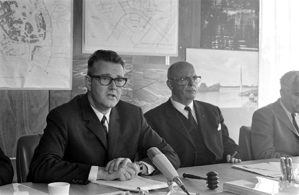 Persconferentie over recreatiegebied Het Twiske in Landsmeer. Links drs. R.J. , Bestanddeelnr 922-8785
