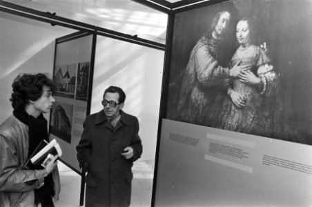 Persconferentie ivm Auschwitz tentoonstelling in Zuiderkerk RIOD directeur P, Bestanddeelnr 930-7620