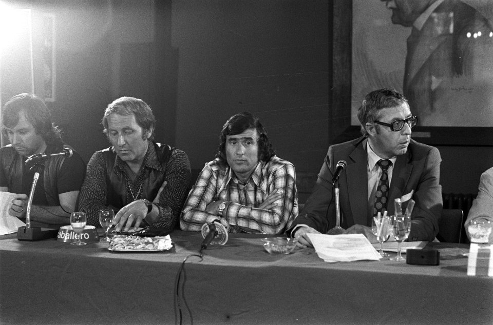 Persconferentie ivm afscheidswedstrijd Sjaak Swart vlnr Henk Molenberg, , Bestanddeelnr 926-5954