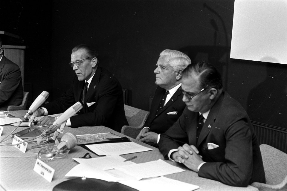 Persconferentie over Congres Luchtpiraterij in Montreal op Schiphol v.l.n.r. Fo, Bestanddeelnr 923-5900