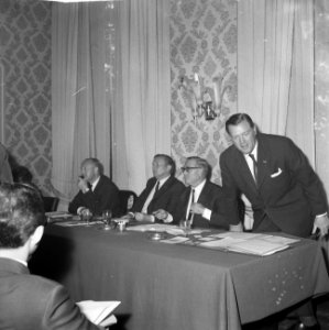 Persconferentie over fusie tussen Amsterdamse bank en Rotterdamse bank, v.l.n.r., Bestanddeelnr 916-5316