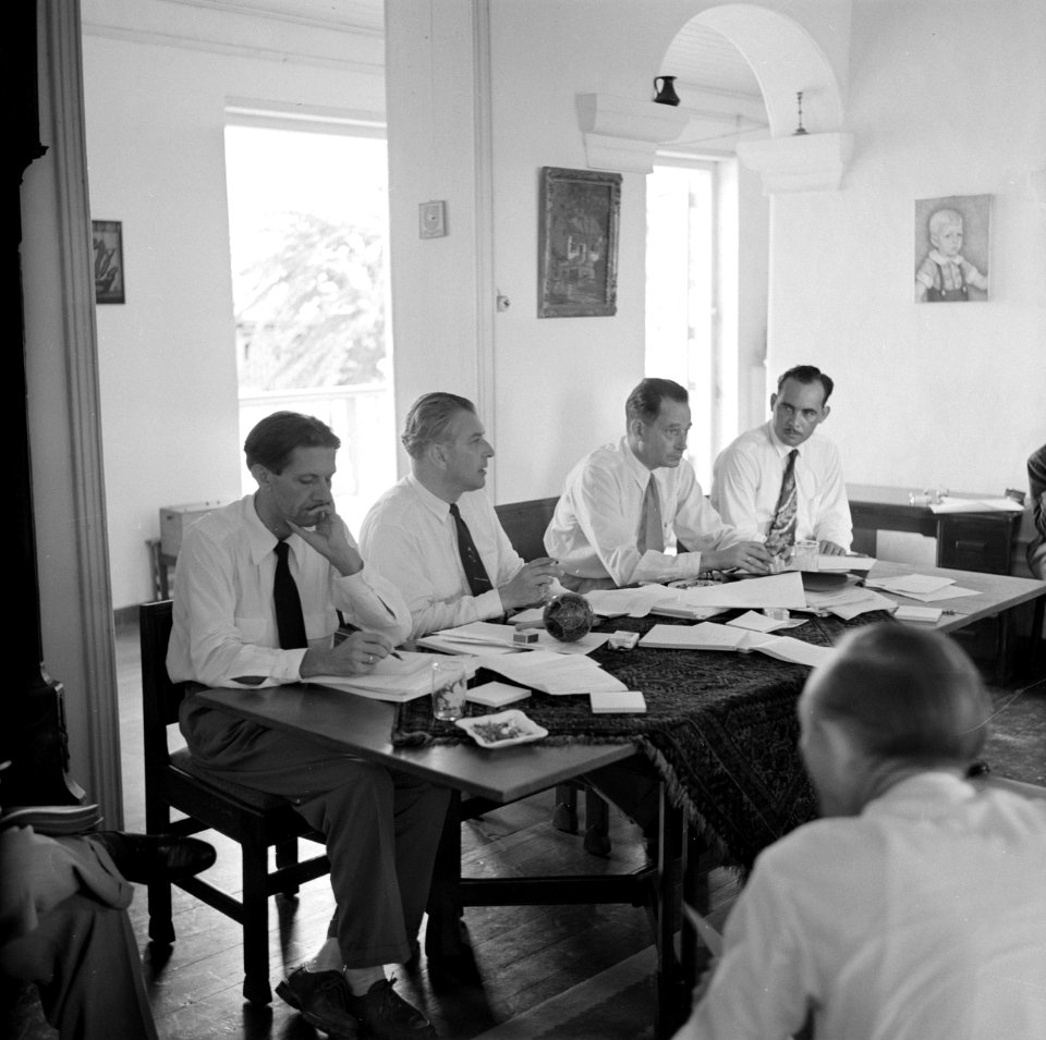Persconferentie overleg het koninklijk bezoek met vijf heren, waaronder de heer , Bestanddeelnr 252-3275
