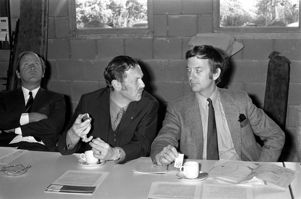 Persconferentie over waterzuiveringsinstallatie, Wethouder Van Eyden (rechts) en, Bestanddeelnr 926-7561