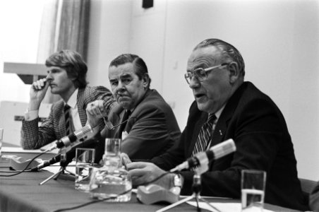 Persconferentie OGEM in Rotterdam over de situatie waarin OGEM verkeert. Koopman, Bestanddeelnr 931-9319