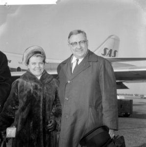 Per Stahl , president Lions International , op Schiphol Met echtgenote, Bestanddeelnr 913-4606