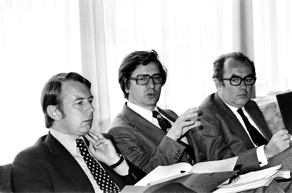 Persconferentie na Benelux-zeehavenoverleg in Rotterdam vlnr minister Chabe, Bestanddeelnr 927-8860