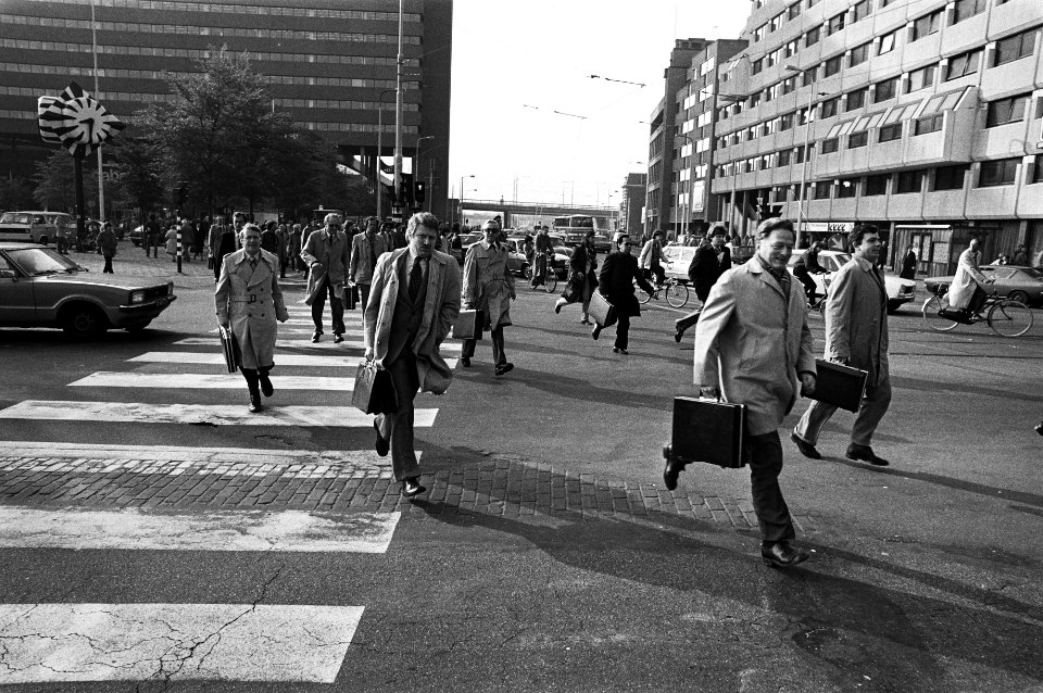 Personeel van openbaar vervoer in Den Haag is 5-daagse staking begonnen, hollende mensen in Den Haag, Bestanddeelnr 931-4741