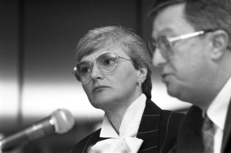 Persconferentie Nederlandse Opera in Amsterdam i.v.m. rapport organisatie bureau, Bestanddeelnr 934-2075