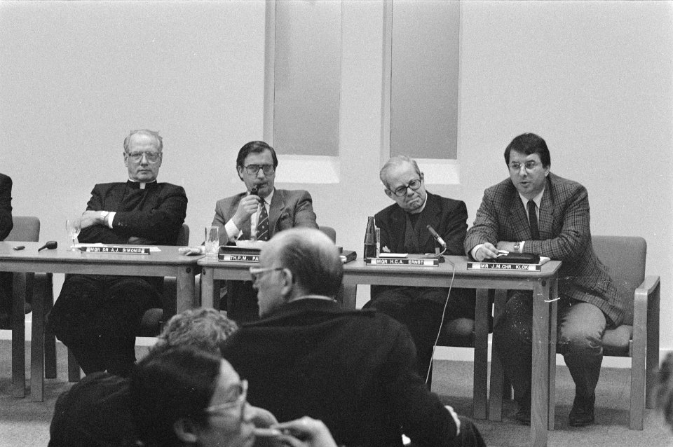 Persconferentie over pauselijk bezoek mgr. Simonis , persvoorlichter Palstra, m, Bestanddeelnr 933-2964