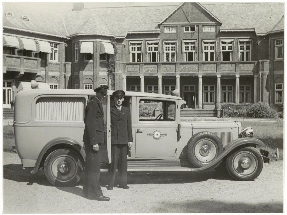 Personeel van ziekenvervoer Margriet voor hun nieuwe ambulance, een Lincoln model K modeljaar 1931, staande voor Spaar en Hout. NL-HlmNHA 54005590