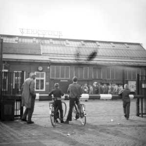 Personeel verzameld zich bij de ingang, Bestanddeelnr 919-6758