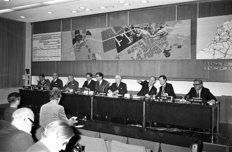 Persconferentie over economische betekenis van Noordhavengebied bij Amsterdam o, Bestanddeelnr 924-1022
