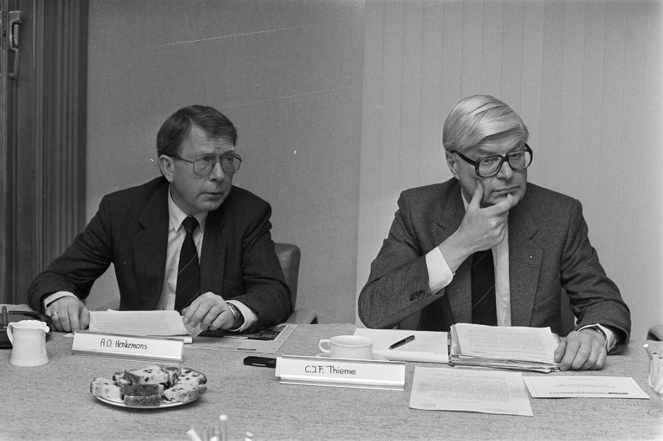 Persconferentie Nagron in Amsterdam drs. A. O. Henkeman voorzitter raad van bes, Bestanddeelnr 933-6072