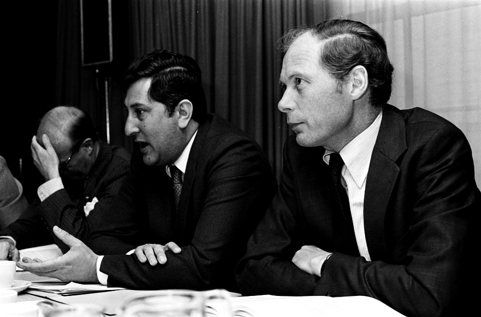 Persconferentie Nieuwspoort door minister Beelaerts van Blokland (r) en staatssecr. Wallis de Vries (l) over de structuurschema, Bestanddeelnr 931-5062