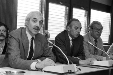 Persconferentie NOS voorzitter Jurgens ivm film documentaire De dood van een, Bestanddeelnr 930-7709