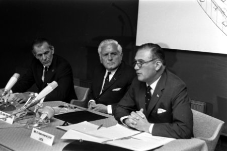 Persconferentie over Congres Luchtpiraterij in Montreal op Schiphol v.l.n.r. Fo, Bestanddeelnr 923-5899