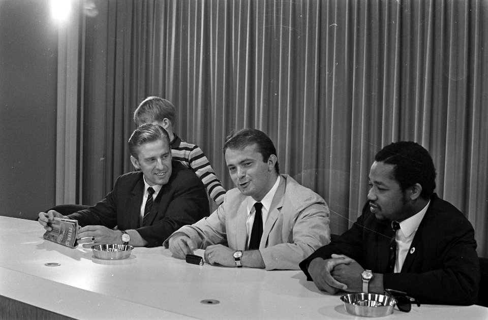 Persconferentie op Schiphol v.l.n.r. Jan Kloek , Ben Elkerhout en dhr. Okuwosa , Bestanddeelnr 921-5780