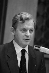 Persconferentie NS i.v.m. het jaarverslag 1984 pres.-dir. L. F. Ploeger tijdens, Bestanddeelnr 933-2131