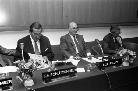 Persconferentie over tentoonstelling HiFi in RAI 1973, vlnr Schuttenhelm (vo, Bestanddeelnr 926-6082