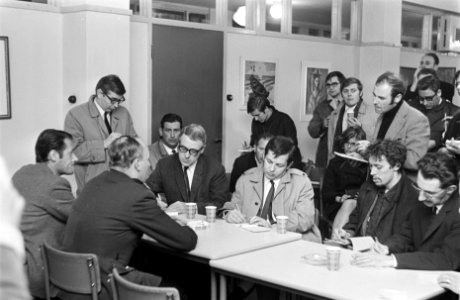 Persconferentie over gebeurtenissen bij Maagdenhuis door politie links commissar, Bestanddeelnr 922-4329