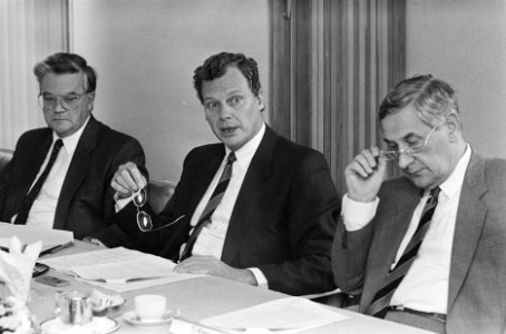 Persconferentie Meneba N.V. ivm half-jaar-bericht Amsterdam vlnr van Kuijk (lid, Bestanddeelnr 933-7435