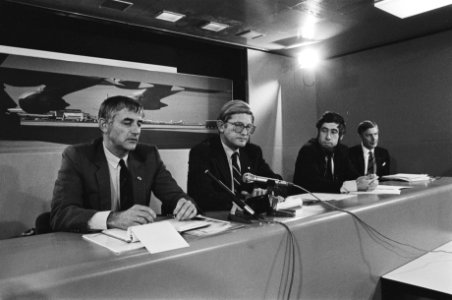 Persconferentie op Schiphol over lokatie Cosmocenter vln ir. W. Dik , mr. Pieter, Bestanddeelnr 933-1644