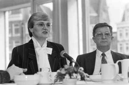 Persconferentie Nederlandse Opera in Amsterdam i.v.m. rapport organisatie bureau, Bestanddeelnr 934-2074