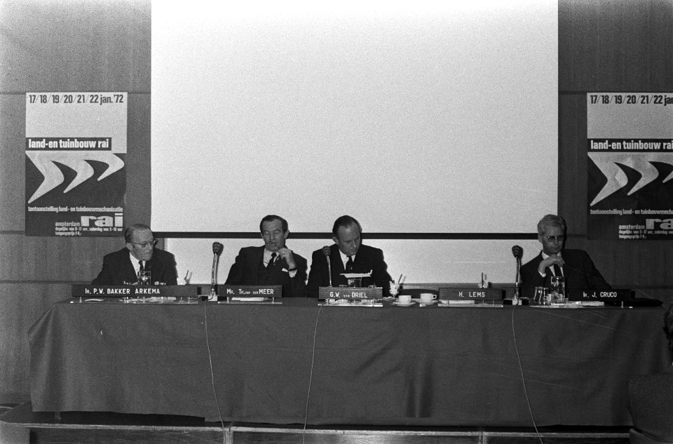 Persconferentie over Land en Tuinbouw in RAI, ir J Crucq , Rijkslandbouwcons, Bestanddeelnr 925-2374