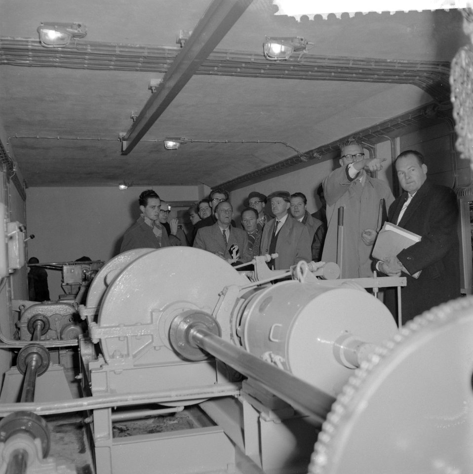 Persconferentie over de nieuwe Westerdokssluisbrug uitleg in de machinekamer, Bestanddeelnr 911-8163