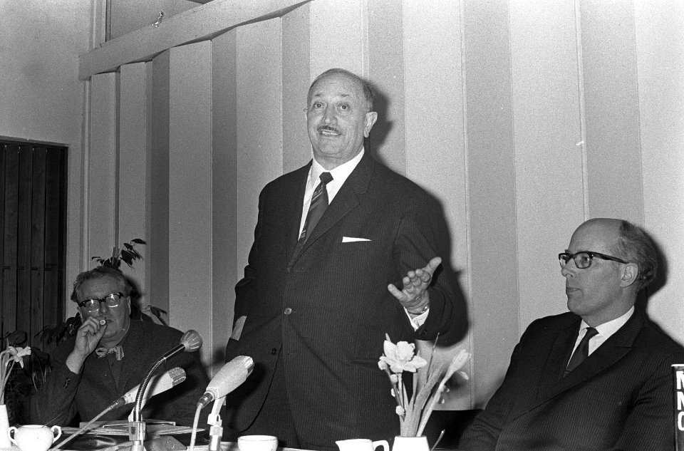 Persconferentie ir. Simon Wiesenthal in Apollo-paviljoen t.g.v. boek Moordenaars, Bestanddeelnr 920-1326