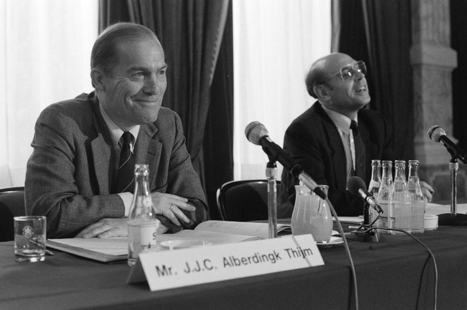 Persconferentie Kluwer en Wolters Samson i.v.m. fusie (Amsterdam) ir. Vervus (r, Bestanddeelnr 934-0430