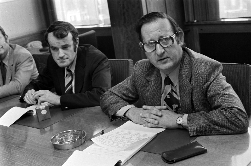 Persconferentie n.a.v. moord op meisje in Amsterdam commandant W. van de Voort , Bestanddeelnr 927-3710