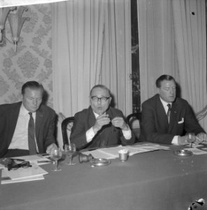 Persconferentie over fusie tussen Amsterdamse bank en Rotterdamse bank, v.l.n.r., Bestanddeelnr 916-5317