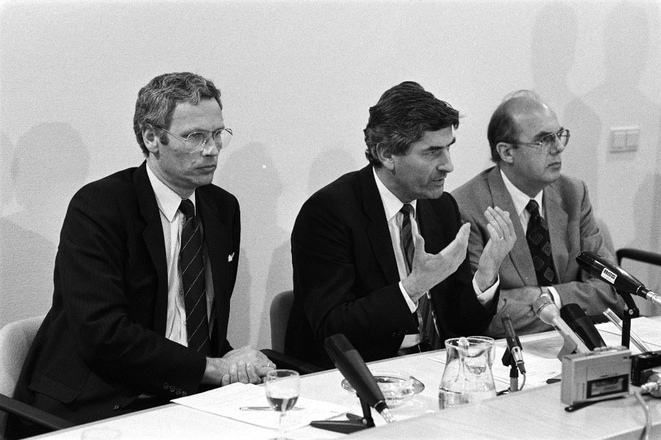 Persconferentie kabinet over uitstel plaatsing kruisraket v.l.n.r. minister Van , Bestanddeelnr 932-9880