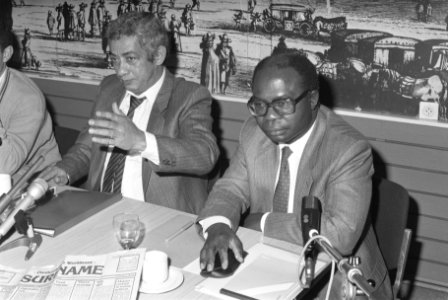 Persconferentie namens junglecommando Suriname Chin a Sen (l) en Jozefzoon, Bestanddeelnr 934-1375