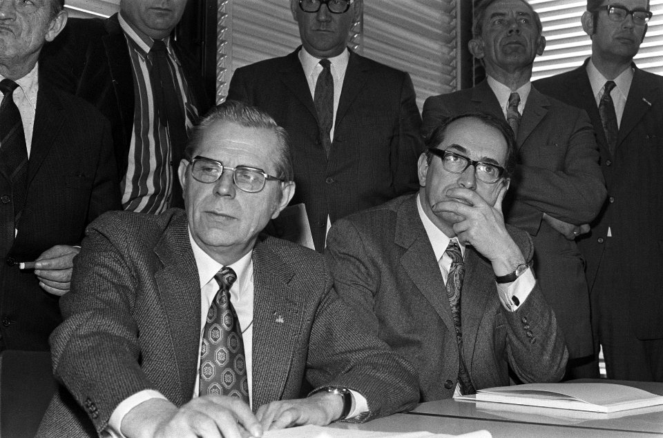 Persconferentie na uitspraak kort geding, De Jong en Brussel (kop), Bestanddeelnr 926-2621