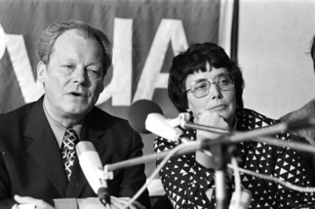 Persconferentie na gesprek tussen PvdA en SPD Willy Brandt en Ien van de Heuve, Bestanddeelnr 928-4366