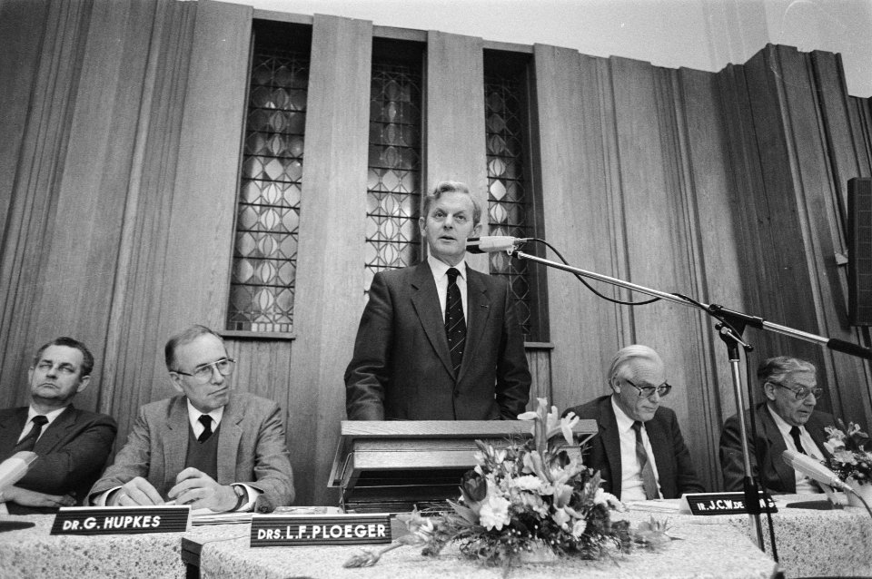 Persconferentie NS i.v.m. het jaarverslag 1984 v.l.n.r. dr. G. Hupkes , pres.-d, Bestanddeelnr 933-2130