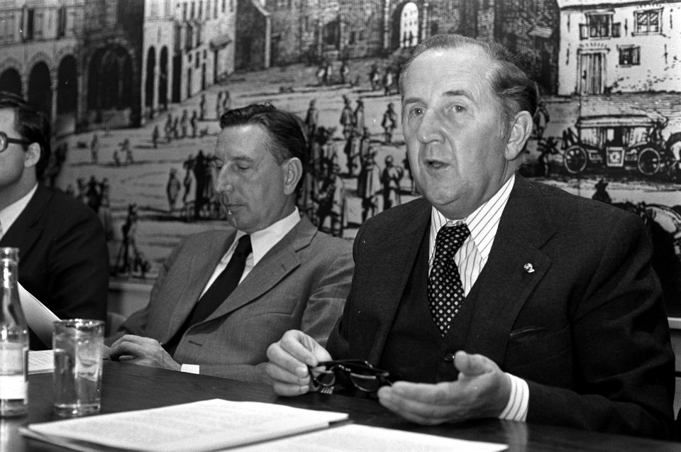 Persconferentie VNO-NCW in Nieuwspoort VNO-voorzitter Van Veen (rechts) en NCW-, Bestanddeelnr 928-1593