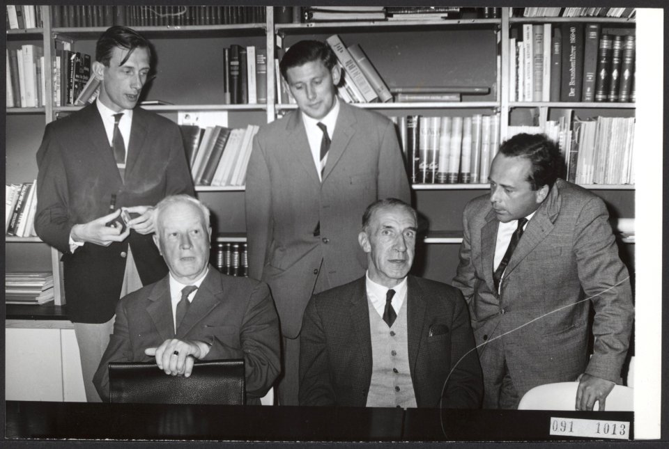 Persconferenties, congressen, godsdiensten, Cramer, A.W., Goudsever, J. van, Hoe, Bestanddeelnr 091-1013