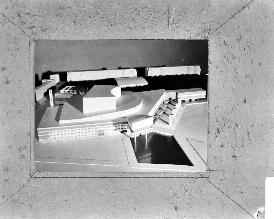 Persconferentie op Stadhuis over operagebouw, maquette operagebouw, Bestanddeelnr 920-0524