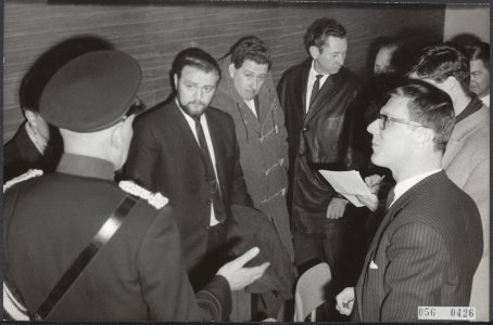 Persconferenties, bemanning, vliegtuigen, smokkel, wapens, Burger, Consolino, Bestanddeelnr 056-0426