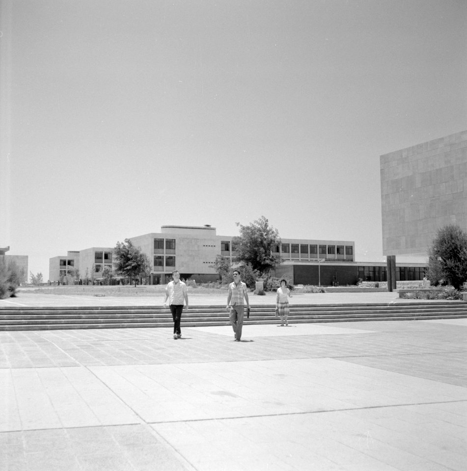 Personen op de campus van de Hebrew University in Jeruzalem, Bestanddeelnr 255-2411