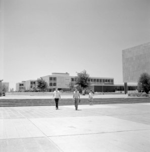 Personen op de campus van de Hebrew University in Jeruzalem, Bestanddeelnr 255-2411