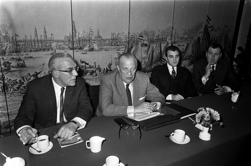 Persconferentie over Zesdaagse Amsterdam v.l.n.r. A. van Vliet , K. Vyth , J. Vy, Bestanddeelnr 921-9090