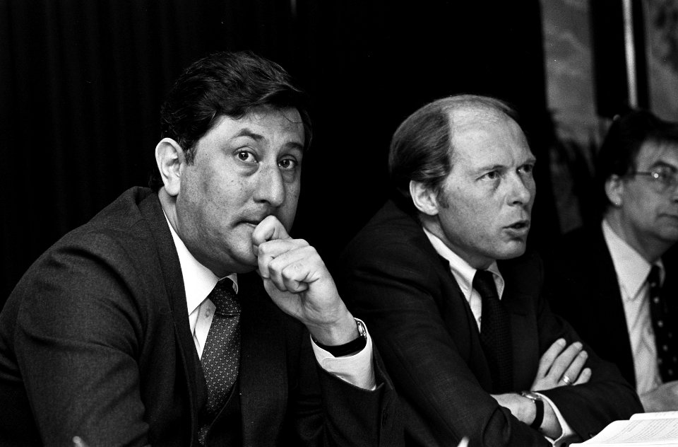 Persconferentie Nieuwspoort door minister Beelaerts van Blokland (r) en staatssecr. Wallis de Vries (l) over de structuurschema, Bestanddeelnr 931-5061