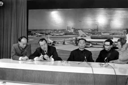 Persconferentie op Schiphol v.l.n.r. Lin Mao Lai (zaakgelastigd ambassadeur in , Bestanddeelnr 925-6694