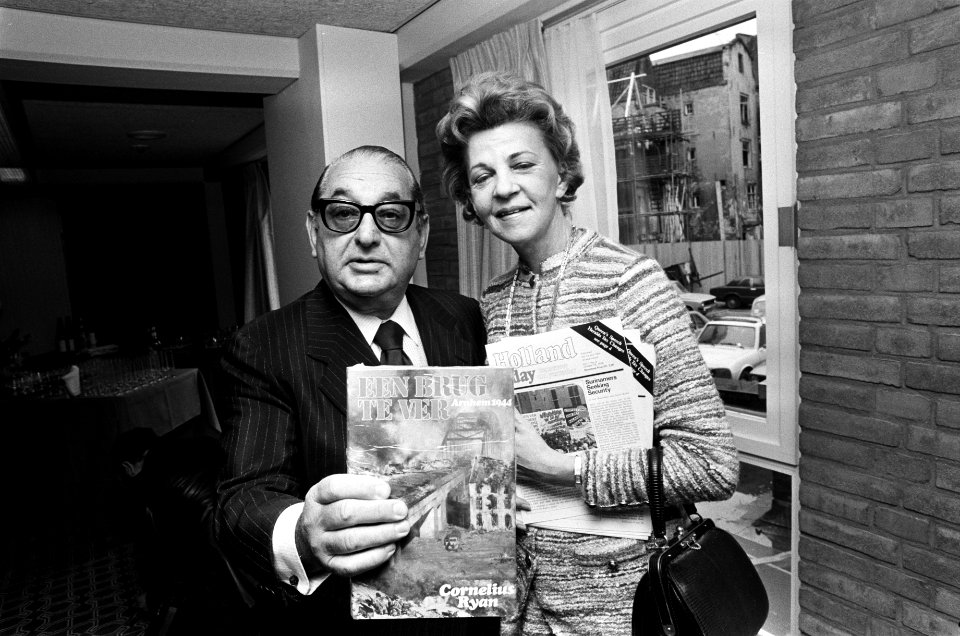 Persconferentie Joseph E Levine en Cathy Ryan (weduwe van auteur Cornelius Ryan, Bestanddeelnr 927-8318